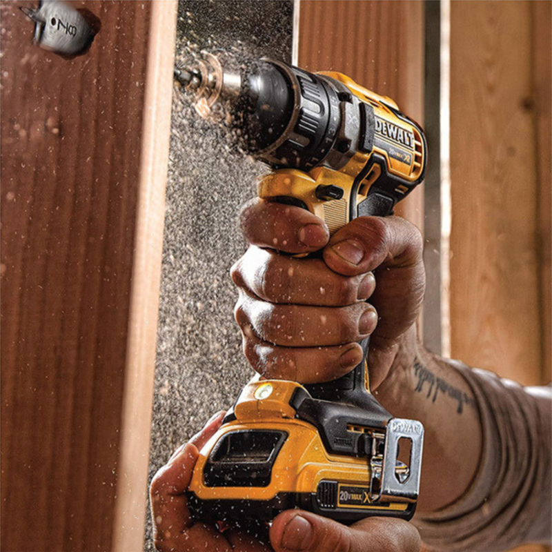 KIT DEWALT ORIGINAL: BERBEQUIM SEM FIO + REBARBADORA DE ALTO IMPACTO + 26 ACESSÓRIOS + 2 BATERIAS - PROMOÇÃO BLACK FRIDAY